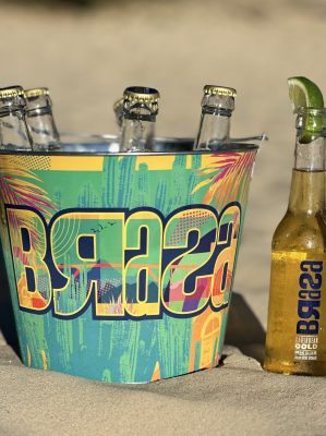 Bierbucket vol me ijs op het strand